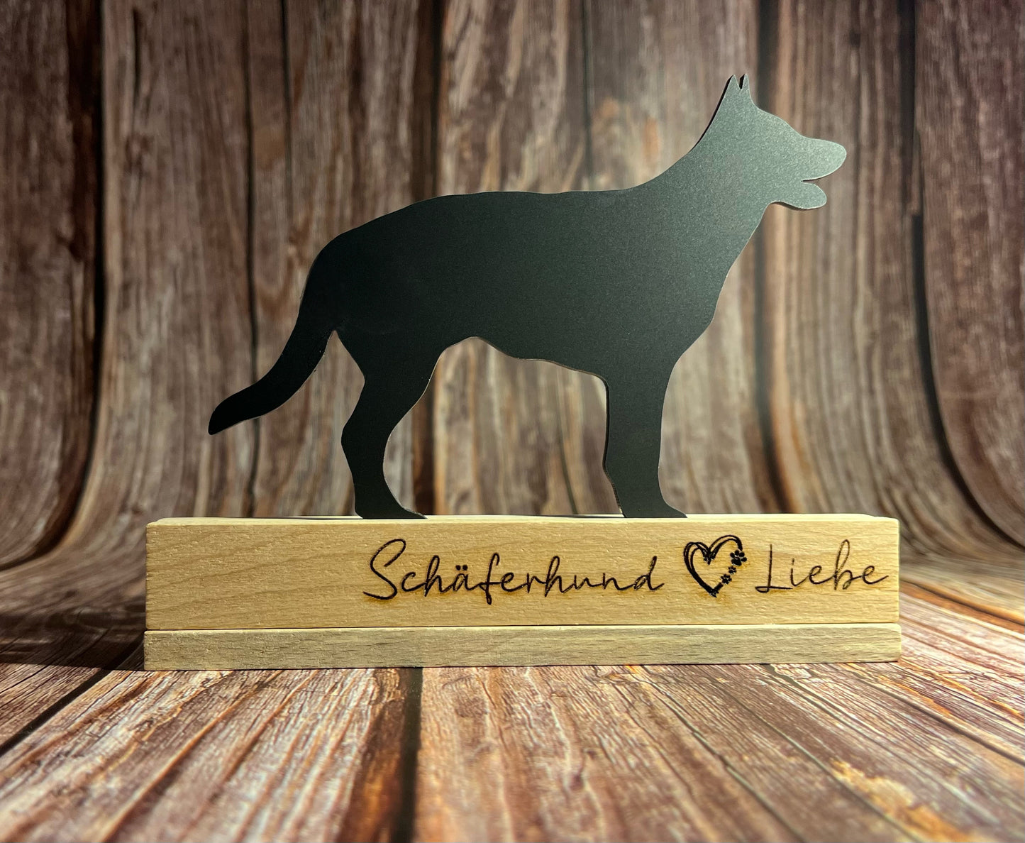 Hundesilhouette im Holzaufsteller